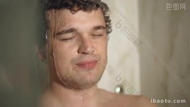 年轻放松的男人在洗澡，<strong>微笑</strong>着闭着眼睛